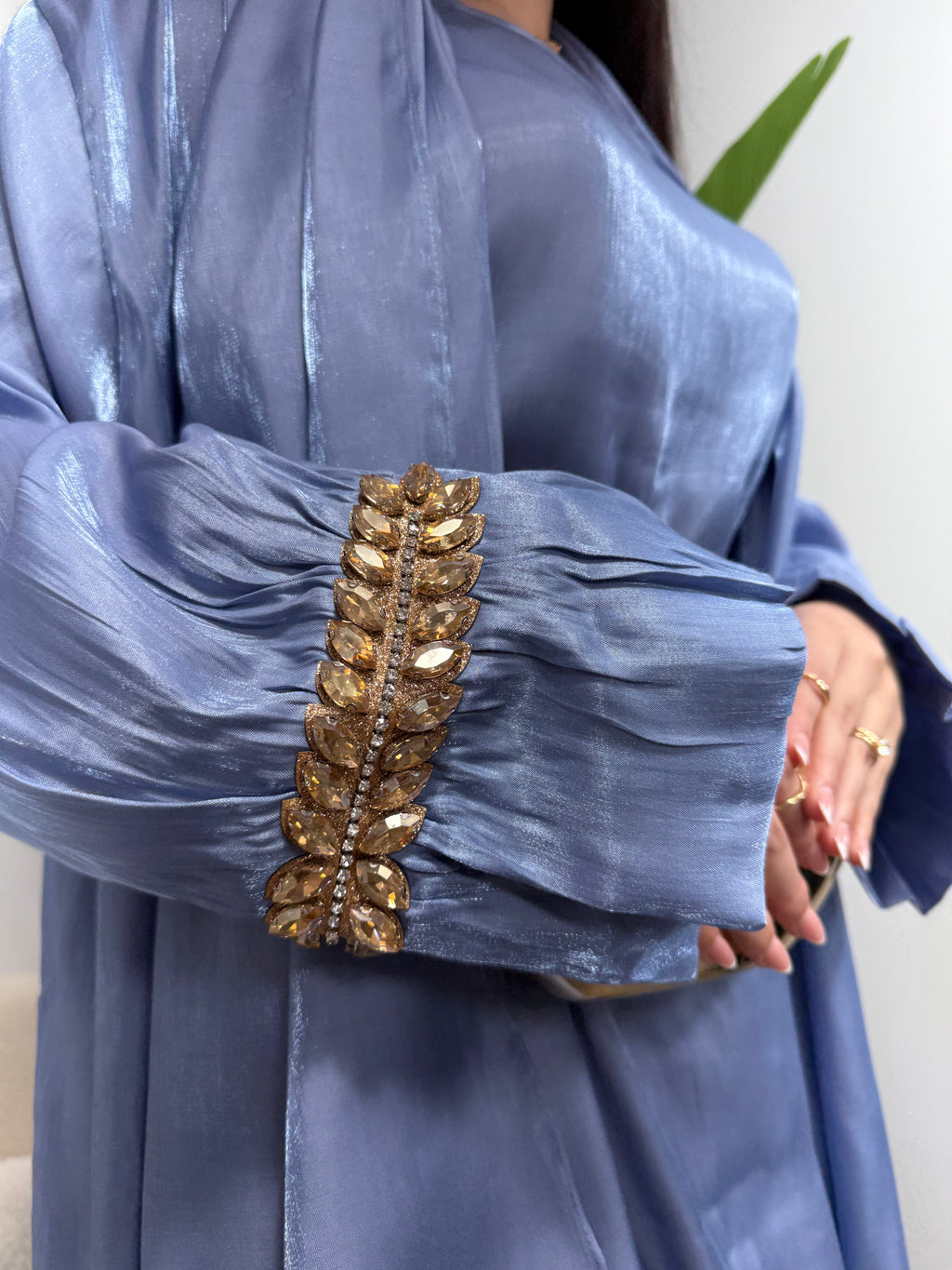 Abaya con manga de pedreria