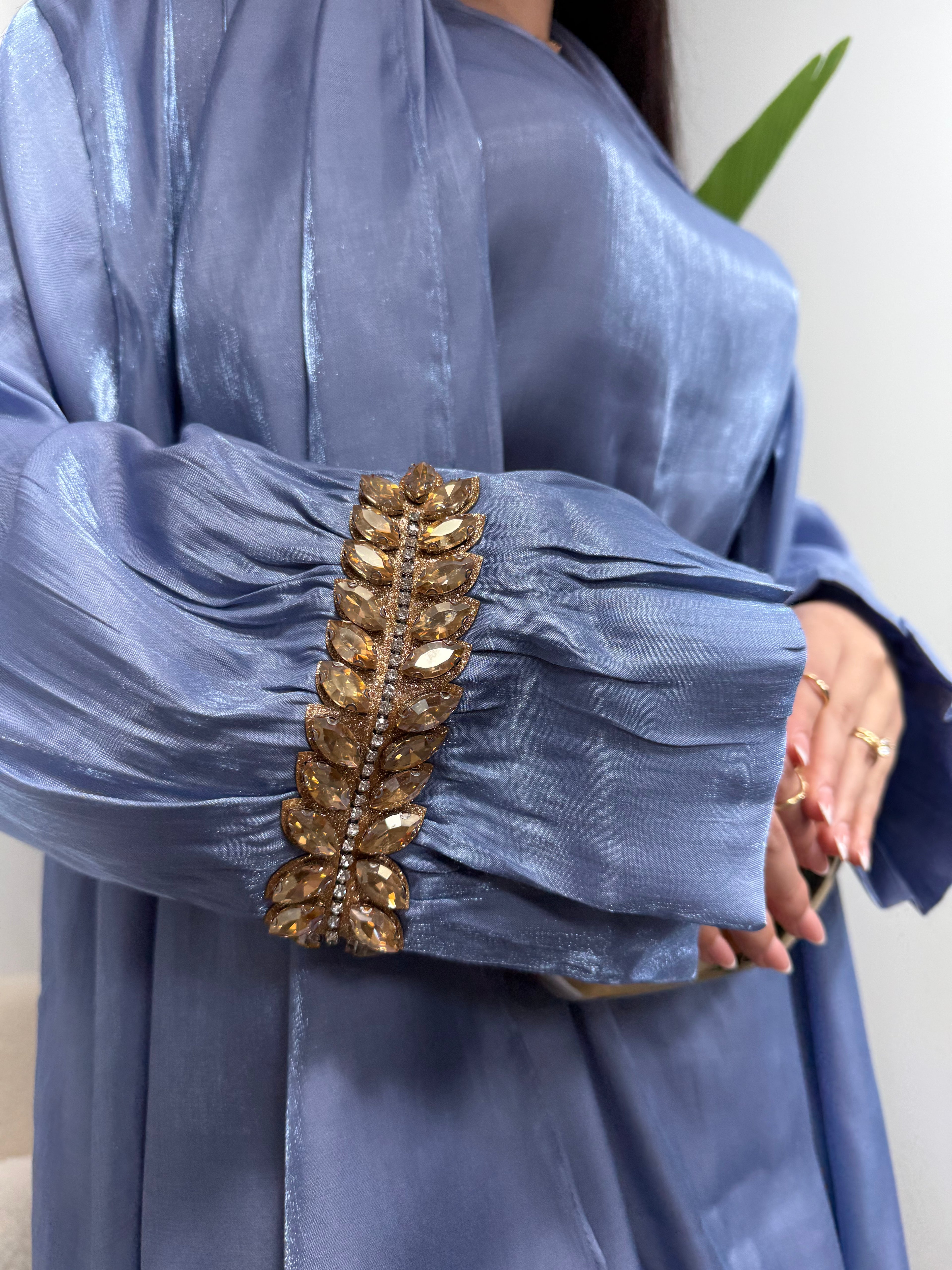 Abaya con manga de pedreria