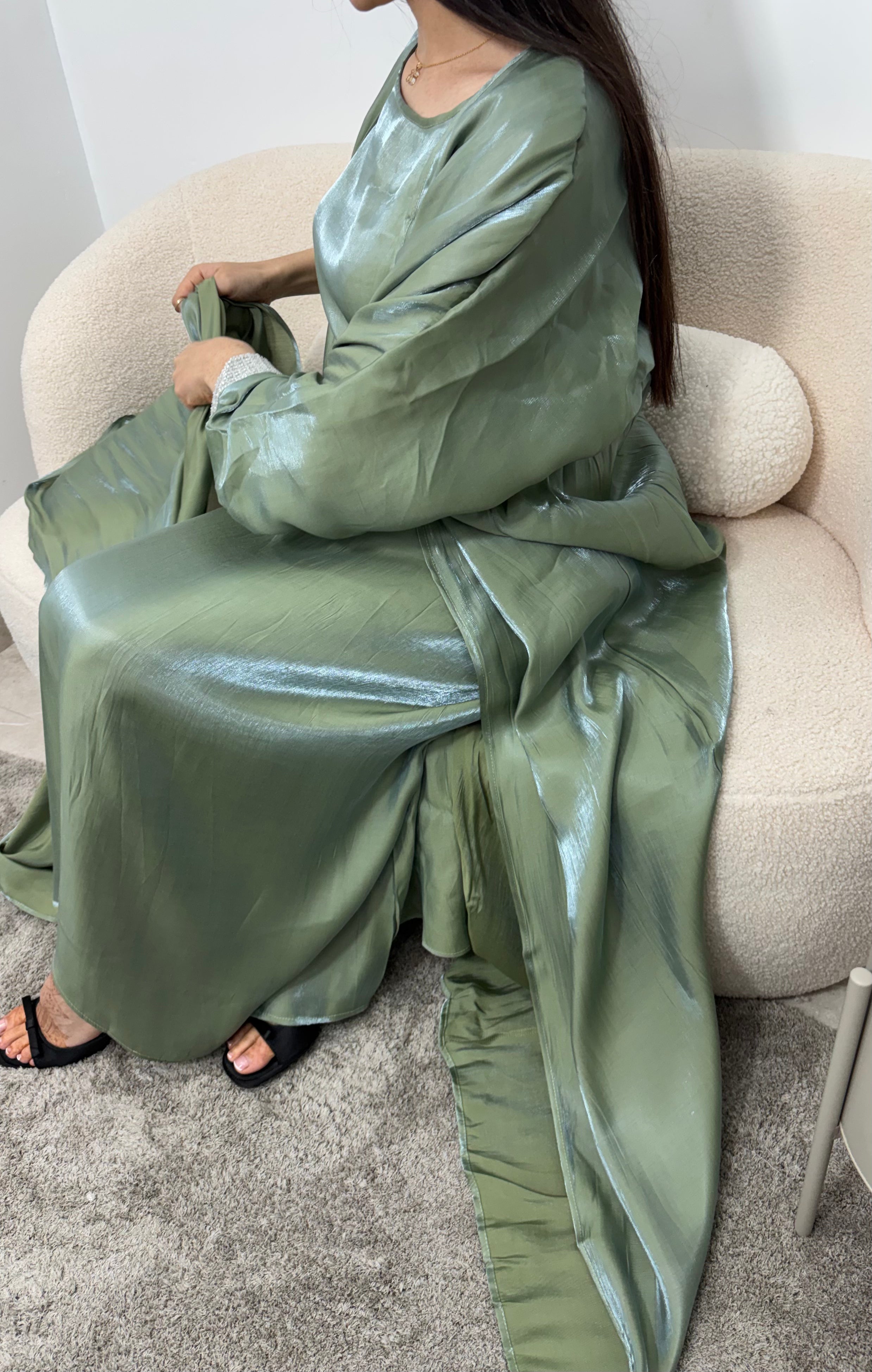 Abaya satinada tres piezas